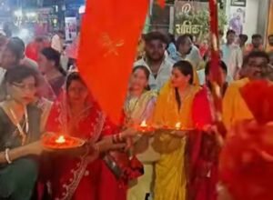 स्वागत का गौरवशाली क्षण-गबेल परिवार डोंगिया सुलोनी वालों की सैकड़ो महिलाओं ने परशुराम जी की शोभायात्रा का आरती की थाल से किया स्वागत. रामकुमार- गीता गबेल के द्वारा पुष्प वर्षा एवं आत्मीय स्वागत किया गया शोभायात्रा का. रामकुमार ने परशुराम जन्मोत्सव की दी शुभकामनाएं kshititech