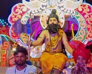 स्वागत का गौरवशाली क्षण-गबेल परिवार डोंगिया सुलोनी वालों की सैकड़ो महिलाओं ने परशुराम जी की शोभायात्रा का आरती की थाल से किया स्वागत. रामकुमार- गीता गबेल के द्वारा पुष्प वर्षा एवं आत्मीय स्वागत किया गया शोभायात्रा का. रामकुमार ने परशुराम जन्मोत्सव की दी शुभकामनाएं kshititech