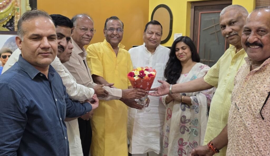 संभागीय अग्रवाल महासभा बिलासपुर की चिकित्सा उपकरण सेवा समिति ने रचा इतिहास- दानदाताओं से प्राप्त मेडिकल उपकरणों से पूरे प्रदेश में दे रही बेहतर सेवाएं. अगले सप्ताह प्रारंभ हो जाएगी महासभा की अत्याधुनिक एंबुलेंस सेवा, महासभा के पूर्व अध्यक्ष राजकुमार अग्रवाल ने अक्षय तृतीया पर 4.75,.000 की राशि का वेंटीलेटर किया दान. करीब 41 लाख रुपए की प्राप्त दान राशि से खरीदे जा चुके हैं 26 लाख रुपए के मेडिकल उपकरण kshititech