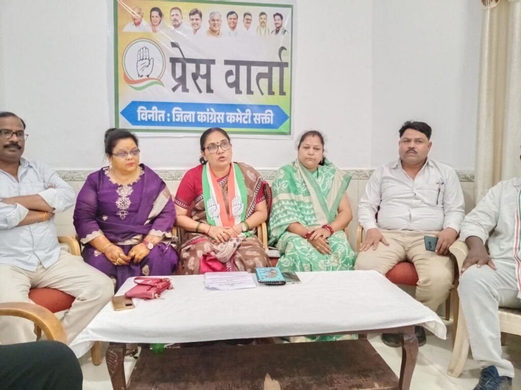 कांग्रेस जिला अध्यक्ष रश्मि गबेल ने कहा- कांग्रेस पार्टी ने हमेशा महिलाओं को संगठन एवं चुनाव में भी टिकट देकर आगे बढ़ाने का किया है कार्य .भाजपा महिला आरक्षण नहीं बल्कि परिसीमन बिल कराना जा रही थी पास. 20 अप्रैल को कांग्रेस कमेटी ने आयोजित की प्रेसवार्ता. रश्मि ने कहा- तत्कालीन प्रधानमंत्री स्व.राजीव जी ने निकायों एवं पंचायतो में सबसे पहले महिलाओं को आरक्षण देने की करी पहल kshititech