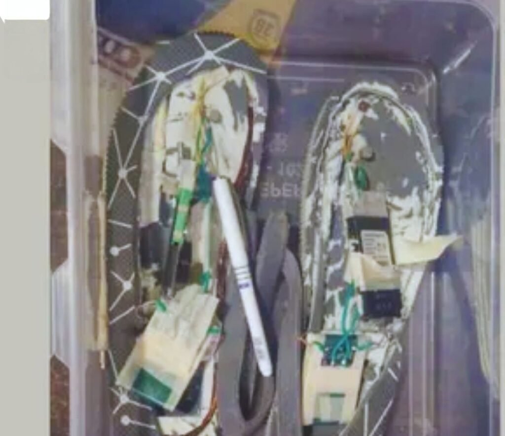 नकलचियों की करतूत का नहीं है जवाब-चप्पल में डिवाइस. कान में ब्लूटूथ,। अधिकारी ने हाथ पकड़ कर किया परीक्षा केंद्र से बाहर. क्या जरूरत है ऐसी नकल मार कर साहब बनने की. देश को बर्बाद करने में तुले हैं ऐसे नकलची kshititech