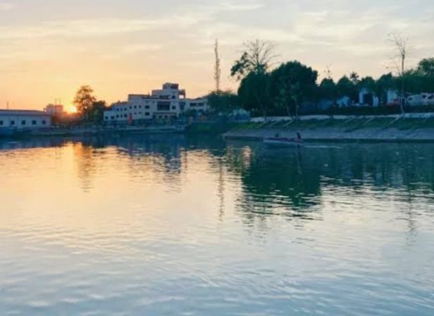 शक्ति शहर में गिरते वाटर लेवल को देखते हुए बंधवा तालाब के गहरीकरण की मांग करी शहर वासियों ने. शक्ति के बुधवारी बाजार में 72 एकड़ में फैला हुआ है बंधवा तालाब 20 वर्षों पूर्व हुआ था गहरीकरण का काम. शक्ति नगर पालिका क्षेत्र के बुधवारी बाजार कोरबा रोड में स्थित है यह तालाब kshititech