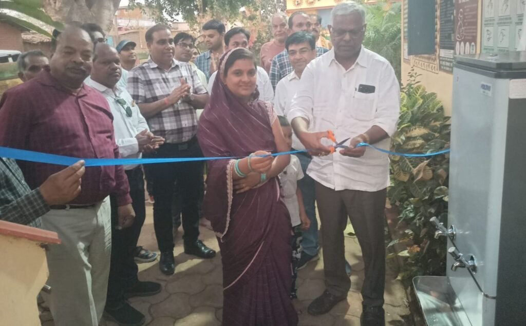 श्री शांति सेवा समिति सारंगढ़ के प्रयासों से श्रीमती मंजू कमल गोयल रायपुर ने सारंगढ़ के भेड़वन आयुर्वेदिक सरकारी अस्पताल में लगवाया ठंडे पानी का वाटर कूलर. समाजसेवी महेंद्र अग्रवाल ने दानदाता परिवार का किया धन्यवाद kshititech