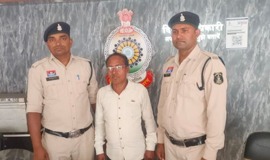 शक्ति पुलिस ने जुआ सट्टा खिलाने वाले आरोपी को किया गिरफ्तार. पुलिस में हजारों रुपए किए जब्त. शक्ति पुलिस टीआई लखन पटेल की लगातार चल रही कार्रवाई kshititech