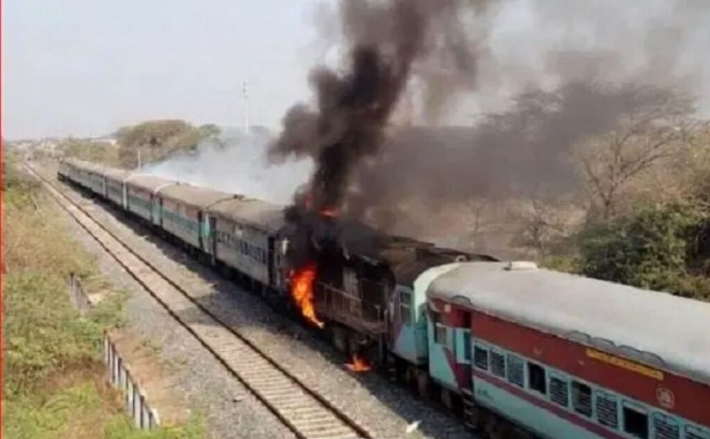चलती ट्रेन के डिब्बे में लगी आग- यात्री जान बचाने के लिए कूदे ट्रेन से kshititech