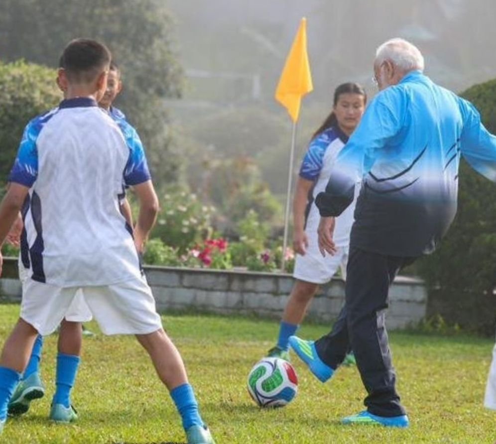 जब प्रधानमंत्री मोदी ने चुनाव प्रचार के दौरान युवाओं के साथ खेला फुटबॉल. बंगाल चुनाव में मोदी जी की सहजता एवं सरलता से प्रभावित हुए नागरिक kshititech