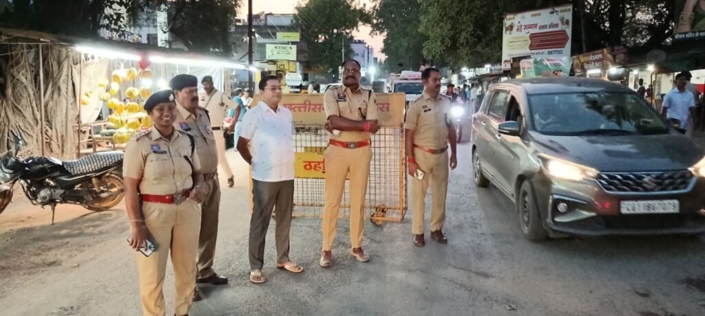 शहर की ट्रैफिक व्यवस्था में बदलाव करने जिले के एसपी साहब स्वयं उतरे मैदान में. बुधवार की शाम पुलिस कप्तान एवं नगर पालिका अध्यक्ष सहित पुलिस अमला रहा मौजूद. ट्रैफिक व्यवस्था सुधारने दिए गए बड़े निर्णय. नगर पालिका अध्यक्ष श्यामसुंदर अग्रवाल ने कहा-शीघ्र ही उक्त मार्ग का कराया जाएगा चौड़ीकरण kshititech