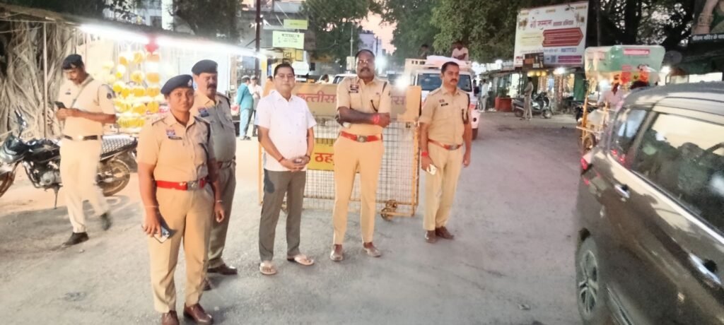 शहर की ट्रैफिक व्यवस्था में बदलाव करने जिले के एसपी साहब स्वयं उतरे मैदान में. बुधवार की शाम पुलिस कप्तान एवं नगर पालिका अध्यक्ष सहित पुलिस अमला रहा मौजूद. ट्रैफिक व्यवस्था सुधारने दिए गए बड़े निर्णय. नगर पालिका अध्यक्ष श्यामसुंदर अग्रवाल ने कहा-शीघ्र ही उक्त मार्ग का कराया जाएगा चौड़ीकरण kshititech