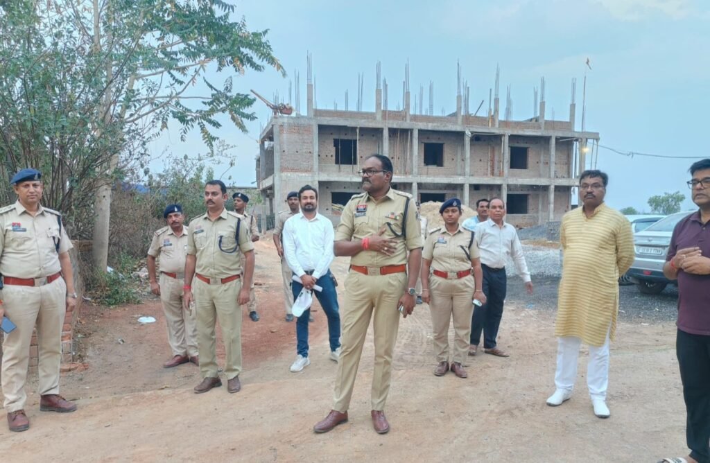 30 अप्रैल की देर शाम बेरी मंदिर कॉलोनी पहुंचे जिले के पुलिस कप्तान एवं पुलिस अधिकारी. 30 अप्रैल की दरमियानी रात्रि अज्ञात नकाबपोश कैद हुए थे सीसीटीवी कैमरे में. कॉलोनी वासियों की सजग़ता से पुलिस को तत्काल दी गई जानकारी. एसपी साहब ने कहा- जनता की सुरक्षा ही पुलिस की प्राथमिकता kshititech