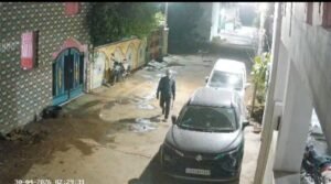 30 अप्रैल की देर शाम बेरी मंदिर कॉलोनी पहुंचे जिले के पुलिस कप्तान एवं पुलिस अधिकारी. 30 अप्रैल की दरमियानी रात्रि अज्ञात नकाबपोश कैद हुए थे सीसीटीवी कैमरे में. कॉलोनी वासियों की सजग़ता से पुलिस को तत्काल दी गई जानकारी. एसपी साहब ने कहा- जनता की सुरक्षा ही पुलिस की प्राथमिकता kshititech