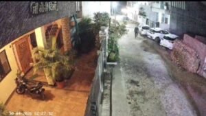 30 अप्रैल की देर शाम बेरी मंदिर कॉलोनी पहुंचे जिले के पुलिस कप्तान एवं पुलिस अधिकारी. 30 अप्रैल की दरमियानी रात्रि अज्ञात नकाबपोश कैद हुए थे सीसीटीवी कैमरे में. कॉलोनी वासियों की सजग़ता से पुलिस को तत्काल दी गई जानकारी. एसपी साहब ने कहा- जनता की सुरक्षा ही पुलिस की प्राथमिकता kshititech