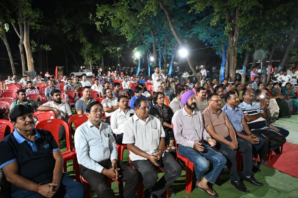 पत्रकारों को बड़ी सौगात-पहली बार किसी प्रेस भवन का 50 लाख रुपए की लागत से होगा निर्माण. वित्त मंत्री चौधरी की पहल पर भवन निर्माण का हुआ भूमि पूजन. चौधरी ने निर्माण एजेंसी को कहा- गुणवत्ता अनुरूप करें निर्माण कार्य. पत्रकार साथियों ने चौधरी जी को किया धन्यवाद kshititech