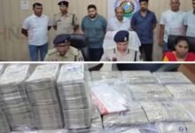 अब तक की सबसे बड़ी नगद रकम की बरामदगी- रायगढ़ में सट्टा खाई वालों से एक करोड़ दो लाख रुपए नगद बरामद. बड़ा खाईवाल करण चौधरी अग्रवाल पुलिस की गिरफ्त में. रायगढ़ एसएसपी ने दी जानकारी. मेडिकल स्टोर एवं पेट्रोल पंपों के माध्यम से करते थे खाईवाल वित्तीय लेनदेन kshititech