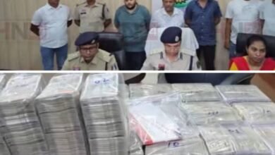 अब तक की सबसे बड़ी नगद रकम की बरामदगी- रायगढ़ में सट्टा खाई वालों से एक करोड़ दो लाख रुपए नगद बरामद. बड़ा खाईवाल करण चौधरी अग्रवाल पुलिस की गिरफ्त में. रायगढ़ एसएसपी ने दी जानकारी. मेडिकल स्टोर एवं पेट्रोल पंपों के माध्यम से करते थे खाईवाल वित्तीय लेनदेन kshititech