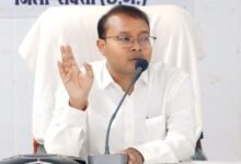 ईंधन आपूर्ति पर सख्त हुआ जिला प्रशासन-शक्ति जिले के पेट्रोल पंप संचालकों की बैठक ली कलेक्टर साहब ने.पंप संचालकों को ईंधन आपूर्ति सामान्य बनाए रखने के दिए निर्देश.डिब्बों में डीजल- पेट्रोल देने पर होगी सख्त कार्रवाई. अवैध भंडारण पर निगरानी रखेगा प्रशासन kshititech