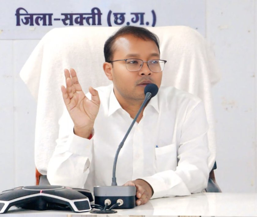 ईंधन आपूर्ति पर सख्त हुआ जिला प्रशासन-शक्ति जिले के पेट्रोल पंप संचालकों की बैठक ली कलेक्टर साहब ने.पंप संचालकों को ईंधन आपूर्ति सामान्य बनाए रखने के दिए निर्देश.डिब्बों में डीजल- पेट्रोल देने पर होगी सख्त कार्रवाई. अवैध भंडारण पर निगरानी रखेगा प्रशासन ईंधन आपूर्ति पर सख्त हुआ जिला प्रशासन-शक्ति जिले के पेट्रोल पंप संचालकों की बैठक ली कलेक्टर साहब ने.पंप संचालकों को ईंधन आपूर्ति सामान्य बनाए रखने के दिए निर्देश.डिब्बों में डीजल- पेट्रोल देने पर होगी सख्त कार्रवाई. अवैध भंडारण पर निगरानी रखेगा प्रशासन kshititech