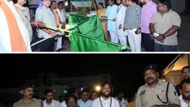 शक्ति जिले के प्रभारी मंत्री ने पुलिस लाइन में नई फॉरेंसिक वैन को दिखाई हरी झंडी. एसपी साहब ने किया मंत्री जी का स्वागत. सांसद जी एवं नगर पालिका अध्यक्ष भी रहे मौजूद. पालिका अध्यक्ष श्री अग्रवाल ने कहा- शक्ति पुलिस अपराधों पर अंकुश लगाने सजग एवं सक्रिय kshititech