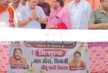 महामंडलेश्वर अमृतानंद सरस्वती भरत महाराज जी के सानिध्य में घट पूजा कर नौतपा के प्रथम दिवस अग्रसेन चौक में हुआ ठंडे पानी एवं शरबत का वितरण.पराशक्ति ज्योतिष परिवार ने किया था आयोजन. नगर पालिका अध्यक्ष श्यामसुंदर अग्रवाल ने कहा- भीषण गर्मी में जल की सेवा सबसे बड़ा पुण्य का काम kshititech