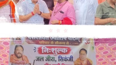 महामंडलेश्वर अमृतानंद सरस्वती भरत महाराज जी के सानिध्य में घट पूजा कर नौतपा के प्रथम दिवस अग्रसेन चौक में हुआ ठंडे पानी एवं शरबत का वितरण.पराशक्ति ज्योतिष परिवार ने किया था आयोजन. नगर पालिका अध्यक्ष श्यामसुंदर अग्रवाल ने कहा- भीषण गर्मी में जल की सेवा सबसे बड़ा पुण्य का काम kshititech