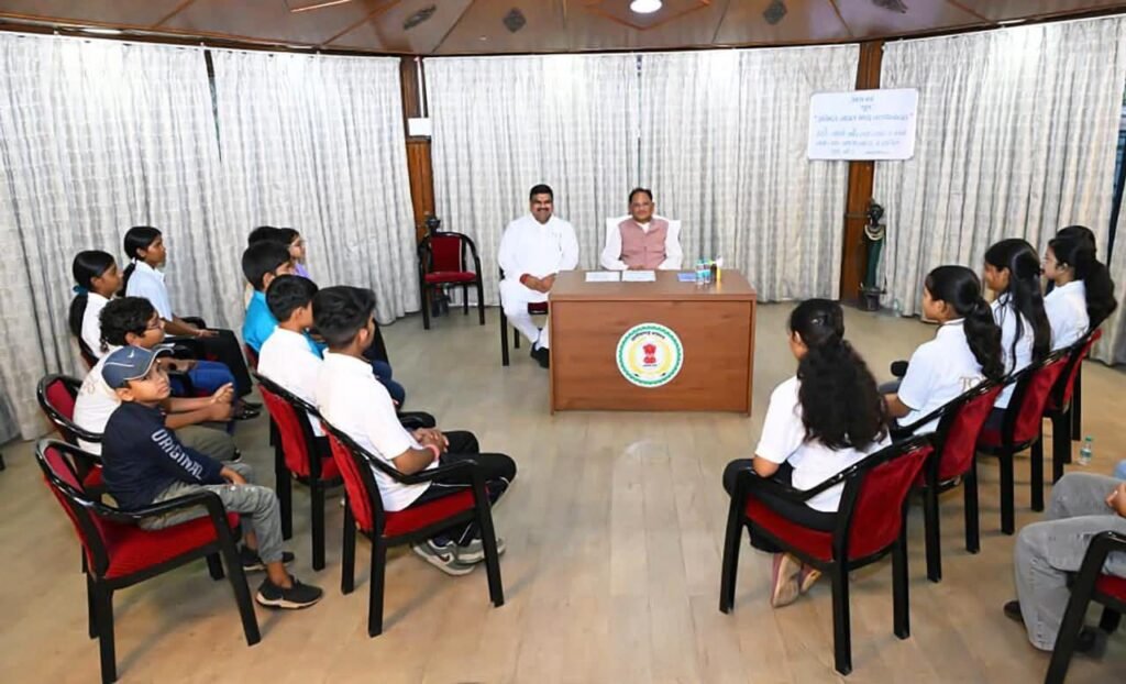 11 मई को छत्तीसगढ़ के बोर्ड टॉपर बच्चे पहुंचे सीएम निवास. मुख्यमंत्री एवं स्कूल शिक्षा मंत्री ने किया बच्चों का अभिनंदन. विशेष पाठशाला का हुआ संवाद. मुख्यमंत्री साय ने कहा- बच्चों को देखकर ऐसा लगा जैसे छत्तीसगढ़ का भविष्य आंखों के सामने खड़ा हो 11 मई को छत्तीसगढ़ के बोर्ड टॉपर बच्चे पहुंचे सीएम निवास. मुख्यमंत्री एवं स्कूल शिक्षा मंत्री ने किया बच्चों का अभिनंदन. विशेष पाठशाला का हुआ संवाद. मुख्यमंत्री साय ने कहा- बच्चों को देखकर ऐसा लगा जैसे छत्तीसगढ़ का भविष्य आंखों के सामने खड़ा हो kshititech