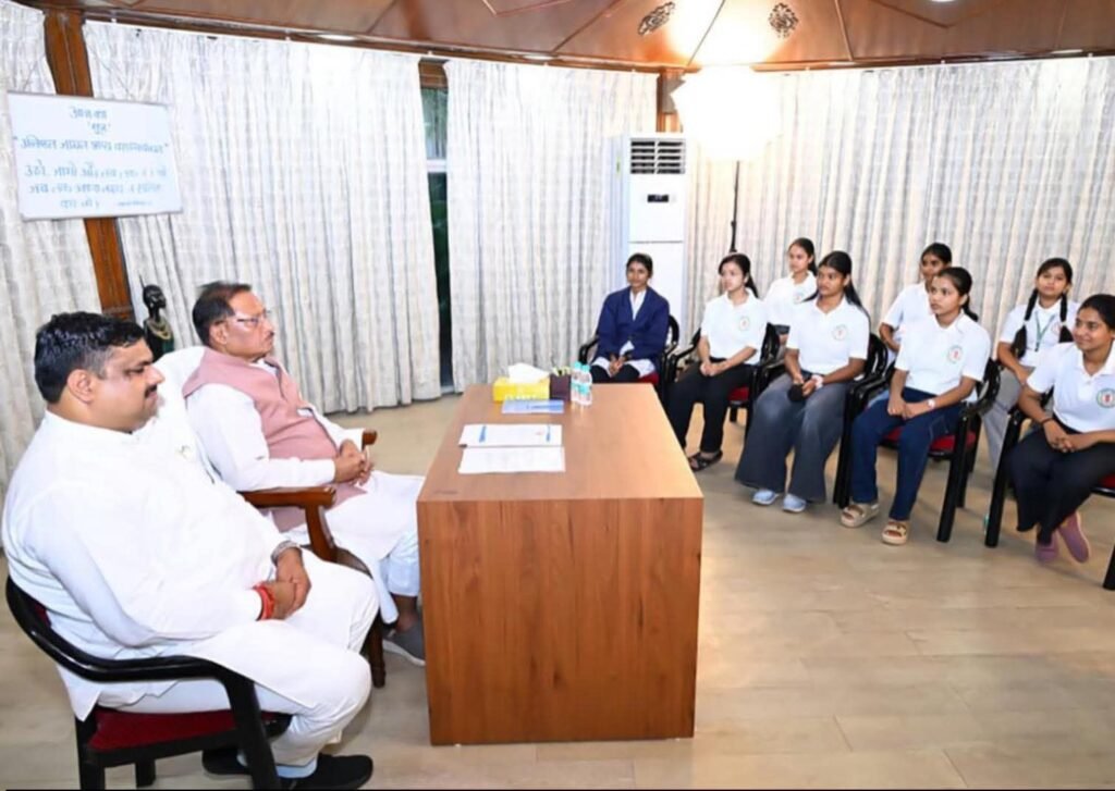 11 मई को छत्तीसगढ़ के बोर्ड टॉपर बच्चे पहुंचे सीएम निवास. मुख्यमंत्री एवं स्कूल शिक्षा मंत्री ने किया बच्चों का अभिनंदन. विशेष पाठशाला का हुआ संवाद. मुख्यमंत्री साय ने कहा- बच्चों को देखकर ऐसा लगा जैसे छत्तीसगढ़ का भविष्य आंखों के सामने खड़ा हो 11 मई को छत्तीसगढ़ के बोर्ड टॉपर बच्चे पहुंचे सीएम निवास. मुख्यमंत्री एवं स्कूल शिक्षा मंत्री ने किया बच्चों का अभिनंदन. विशेष पाठशाला का हुआ संवाद. मुख्यमंत्री साय ने कहा- बच्चों को देखकर ऐसा लगा जैसे छत्तीसगढ़ का भविष्य आंखों के सामने खड़ा हो kshititech