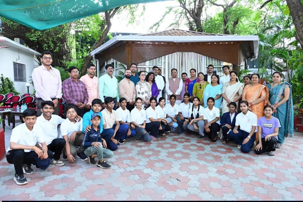 11 मई को छत्तीसगढ़ के बोर्ड टॉपर बच्चे पहुंचे सीएम निवास. मुख्यमंत्री एवं स्कूल शिक्षा मंत्री ने किया बच्चों का अभिनंदन. विशेष पाठशाला का हुआ संवाद. मुख्यमंत्री साय ने कहा- बच्चों को देखकर ऐसा लगा जैसे छत्तीसगढ़ का भविष्य आंखों के सामने खड़ा हो 11 मई को छत्तीसगढ़ के बोर्ड टॉपर बच्चे पहुंचे सीएम निवास. मुख्यमंत्री एवं स्कूल शिक्षा मंत्री ने किया बच्चों का अभिनंदन. विशेष पाठशाला का हुआ संवाद. मुख्यमंत्री साय ने कहा- बच्चों को देखकर ऐसा लगा जैसे छत्तीसगढ़ का भविष्य आंखों के सामने खड़ा हो kshititech