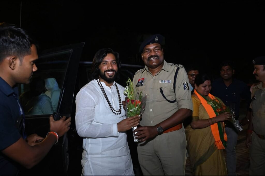 शक्ति जिले के प्रभारी मंत्री ने पुलिस लाइन में नई फॉरेंसिक वैन को दिखाई हरी झंडी. एसपी साहब ने किया मंत्री जी का स्वागत. सांसद जी एवं नगर पालिका अध्यक्ष भी रहे मौजूद. पालिका अध्यक्ष श्री अग्रवाल ने कहा- शक्ति पुलिस अपराधों पर अंकुश लगाने सजग एवं सक्रिय kshititech