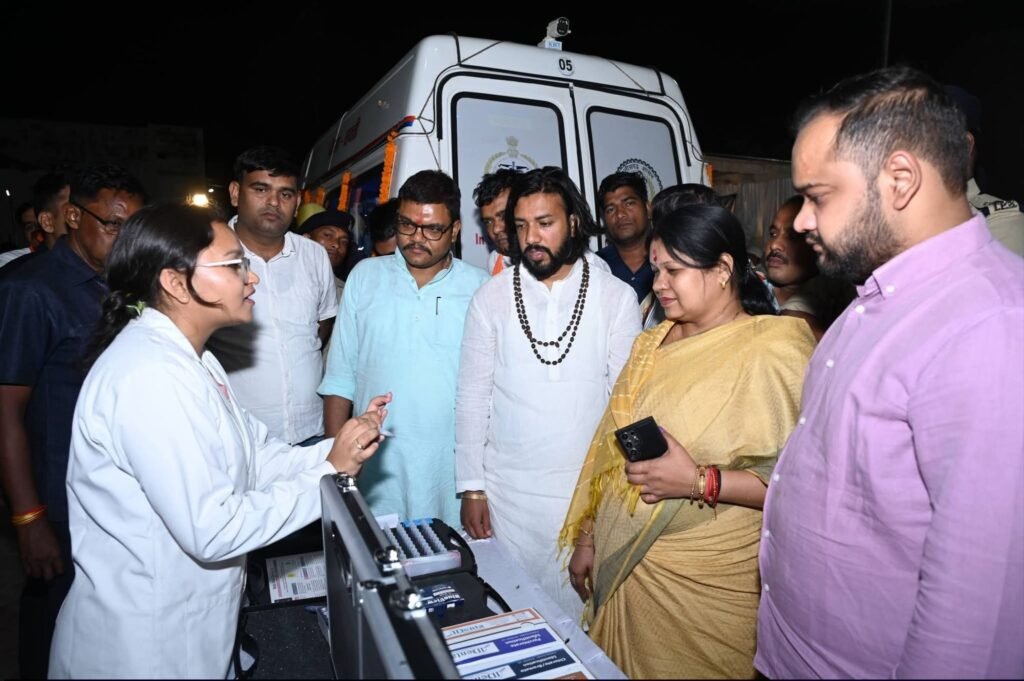 शक्ति जिले के प्रभारी मंत्री ने पुलिस लाइन में नई फॉरेंसिक वैन को दिखाई हरी झंडी. एसपी साहब ने किया मंत्री जी का स्वागत. सांसद जी एवं नगर पालिका अध्यक्ष भी रहे मौजूद. पालिका अध्यक्ष श्री अग्रवाल ने कहा- शक्ति पुलिस अपराधों पर अंकुश लगाने सजग एवं सक्रिय kshititech