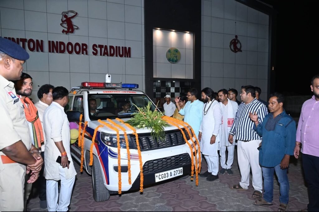 शक्ति जिले के प्रभारी मंत्री ने पुलिस लाइन में नई फॉरेंसिक वैन को दिखाई हरी झंडी. एसपी साहब ने किया मंत्री जी का स्वागत. सांसद जी एवं नगर पालिका अध्यक्ष भी रहे मौजूद. पालिका अध्यक्ष श्री अग्रवाल ने कहा- शक्ति पुलिस अपराधों पर अंकुश लगाने सजग एवं सक्रिय kshititech