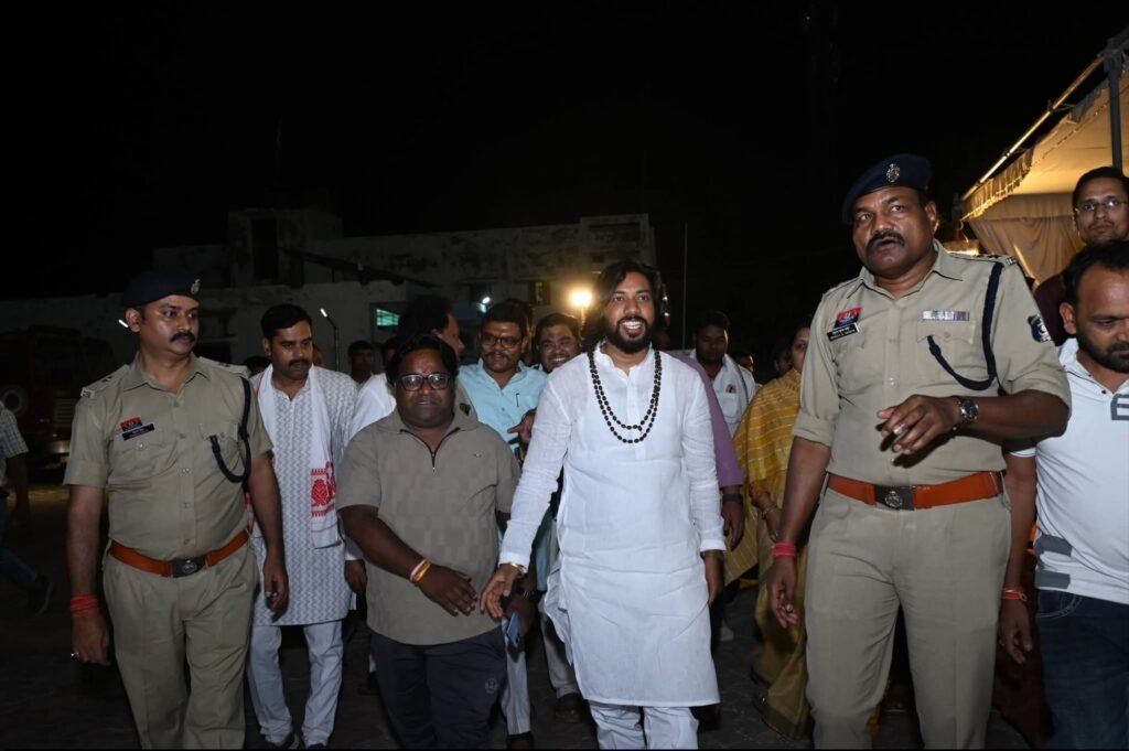 शक्ति जिले के प्रभारी मंत्री ने पुलिस लाइन में नई फॉरेंसिक वैन को दिखाई हरी झंडी. एसपी साहब ने किया मंत्री जी का स्वागत. सांसद जी एवं नगर पालिका अध्यक्ष भी रहे मौजूद. पालिका अध्यक्ष श्री अग्रवाल ने कहा- शक्ति पुलिस अपराधों पर अंकुश लगाने सजग एवं सक्रिय kshititech