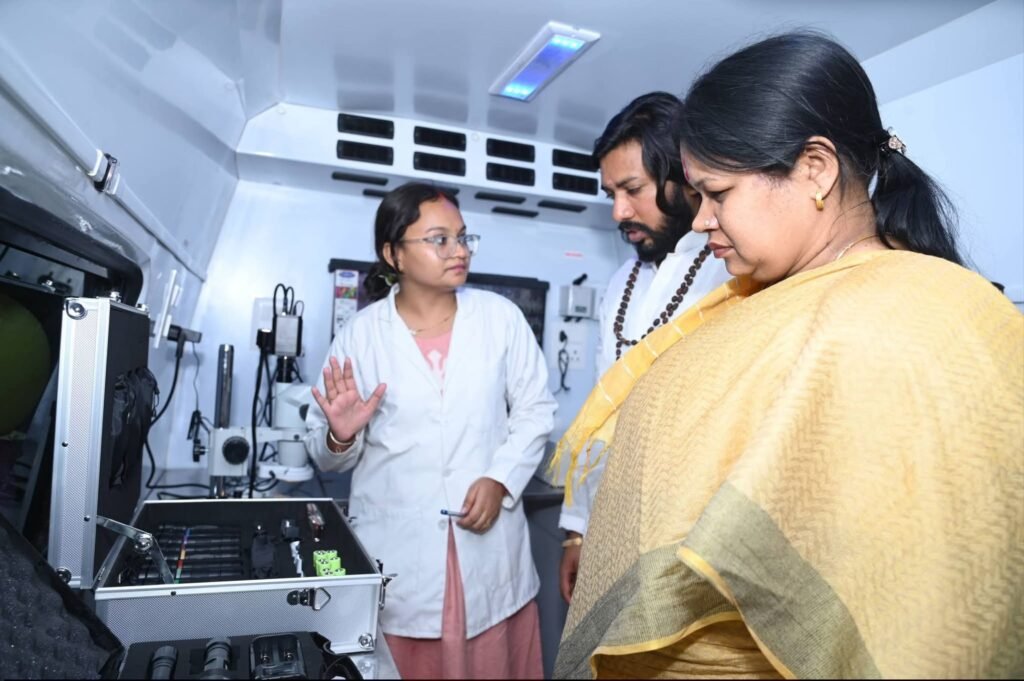 शक्ति जिले के प्रभारी मंत्री ने पुलिस लाइन में नई फॉरेंसिक वैन को दिखाई हरी झंडी. एसपी साहब ने किया मंत्री जी का स्वागत. सांसद जी एवं नगर पालिका अध्यक्ष भी रहे मौजूद. पालिका अध्यक्ष श्री अग्रवाल ने कहा- शक्ति पुलिस अपराधों पर अंकुश लगाने सजग एवं सक्रिय kshititech