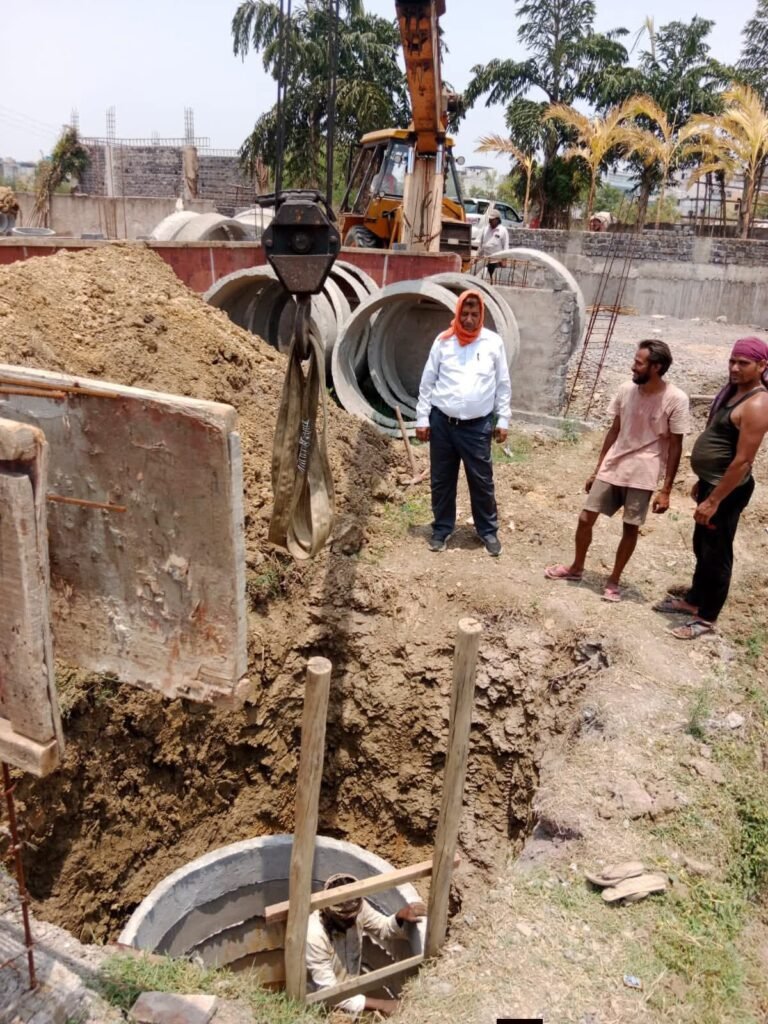 पहले रेन वाटर हार्वेस्टिंग. फिर आगे का निर्माण-वाटर लेवल बनाए रखने प्रत्येक नागरिक वाटर हार्वेस्टिंग सिस्टम जरूर बनाएं- हरिवल्लभ अग्रवाल. श्री अग्रवाल ने कहा- मैं अपने निर्माण स्थल पर छह अलग-अलग रैन वाटर हार्वेस्टिंग सिस्टम का कर रहा हूं निर्माण kshititech