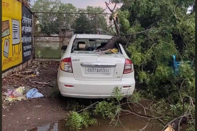 30 मिनट के तूफान ने जमकर तबाही मचाई शक्ति शहर में. पूरे जिले में जनजीवन अस्त व्यस्त. विद्युत व्यवस्था भी हुई ध्वस्त.बिजली विभाग के अधिकारी- कर्मचारी जुटे विद्युत आपूर्ति बहाल करने में. नगर पालिका शक्ति के अध्यक्ष श्याम सुंदर अग्रवाल ने भी लिया तूफान से प्रभावित क्षेत्र का जायजा. तूफान इस गति का अंदाजा नहीं था लोगों को kshititech