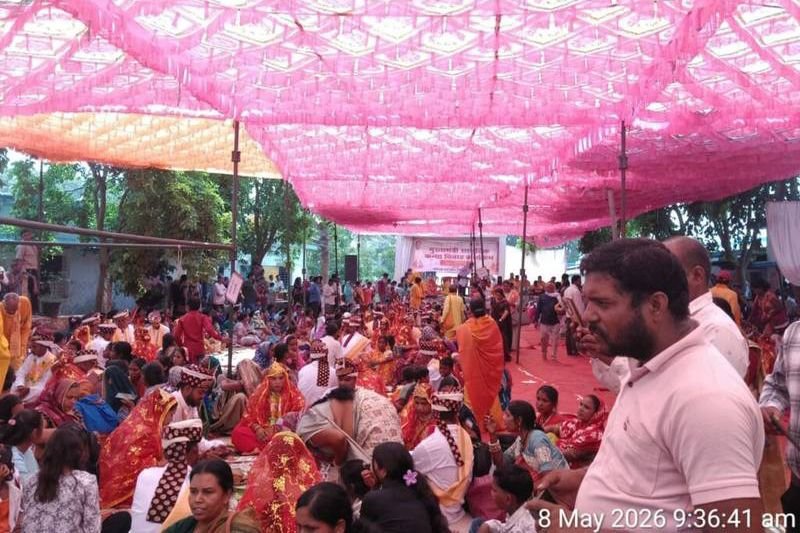 70 जोड़ों को 36000 रुपए की सहायता राशि एवं उपहार सामग्री दी जिला प्रशासन ने. 8 मई को डभरा में हुआ 70 जोड़ों का सामूहिक विवाह. महिला बाल विकास विभाग ने किया था आयोजन. जिले के कलेक्टर. एसपी एवं जिला पंचायत सीईओ ने नवयुग़ल दंपतियों को दिया आशीर्वाद. सरपंच संघ अध्यक्ष संतोष अग्रवाल ने दी सभी विवाहित जोड़ों को बर्तन सामग्री 70 जोड़ों को 36000 रुपए की सहायता राशि एवं उपहार सामग्री दी जिला प्रशासन ने. 8 मई को डभरा में हुआ 70 जोड़ों का सामूहिक विवाह. महिला बाल विकास विभाग ने किया था आयोजन. जिले के कलेक्टर. एसपी एवं जिला पंचायत सीईओ ने नवयुग़ल दंपतियों को दिया आशीर्वाद. सरपंच संघ अध्यक्ष संतोष अग्रवाल ने दी सभी विवाहित जोड़ों को बर्तन सामग्री kshititech