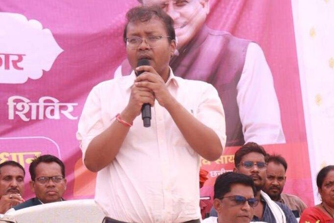 धन्यवाद कलेक्टर साहब-शक्ति जिले का प्रशासन अब डीजल- पेट्रोल की करेगा बचत. प्रधानमंत्री जी की अपील का हुआ जिले में क्रियान्वन. कलेक्टर- एसपी साहब एवं प्रशासनिक अधिकारी समाधान शिविर में पहुंचे बस में बैठकर. कलेक्टर साहब ने कहा- ईंधन की की बचत करना हम सब की सामूहिक जिम्मेदारी kshititech