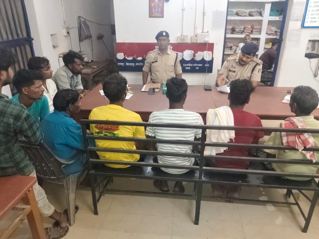 चंद्रपुर पुलिस ने महानदी के नाविकों को दिया नाव संचालन को लेकर आवश्यक दिशा निर्देश. 3 मई को पुलिस थाना में आयोजित थी नाविकों की बैठक kshititech