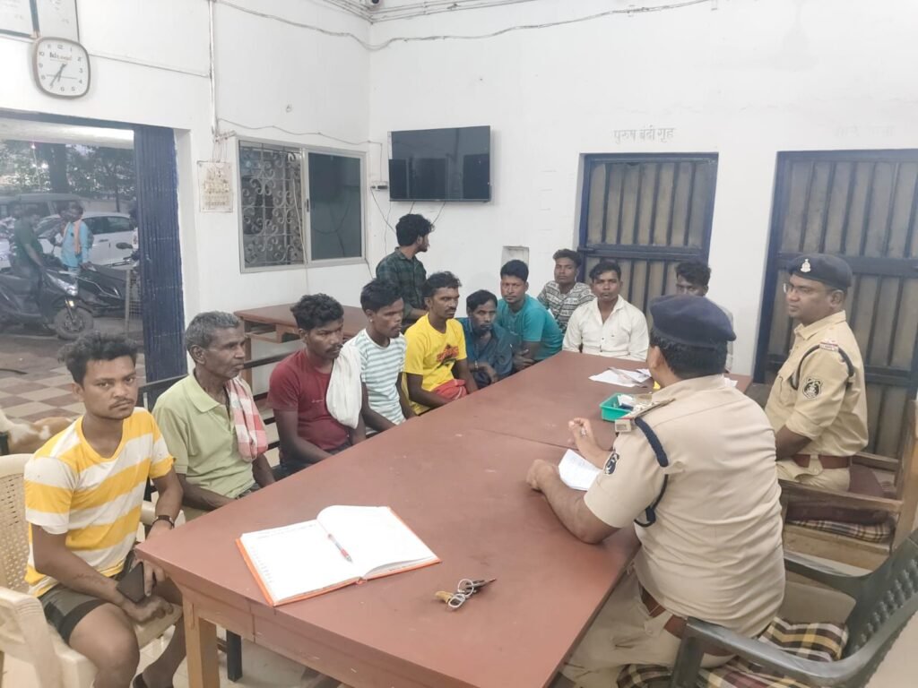 चंद्रपुर पुलिस ने महानदी के नाविकों को दिया नाव संचालन को लेकर आवश्यक दिशा निर्देश. 3 मई को पुलिस थाना में आयोजित थी नाविकों की बैठक kshititech