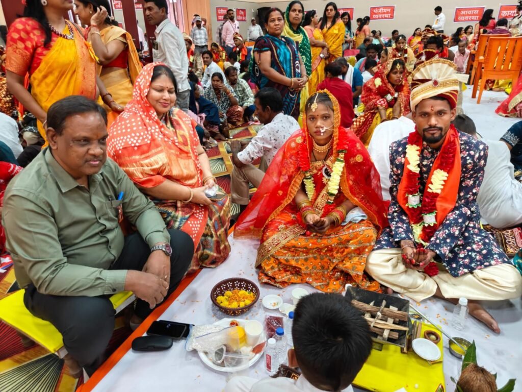 51 जोड़ों का विवाह-03 मई को राजधानी रायपुर में अग्रवाल संगठन के निःशुल्क सामूहिक विवाह में उमड़ा जनसैलाब.धर्म जागरण प्रमुख राजेंद्र जी ने कहा अद्भुत आयोजन.समाज आनादिकाल से सेवाभावी, छत्तीसगढ़ की बेटियों का कन्यादान, सेवा की पराकाष्ठा-गौरीशंकर अग्रवाल.विधायक डॉ अग्रवाल ने कहा-कन्याओं का घर बसाना ही असली पुण्य kshititech
