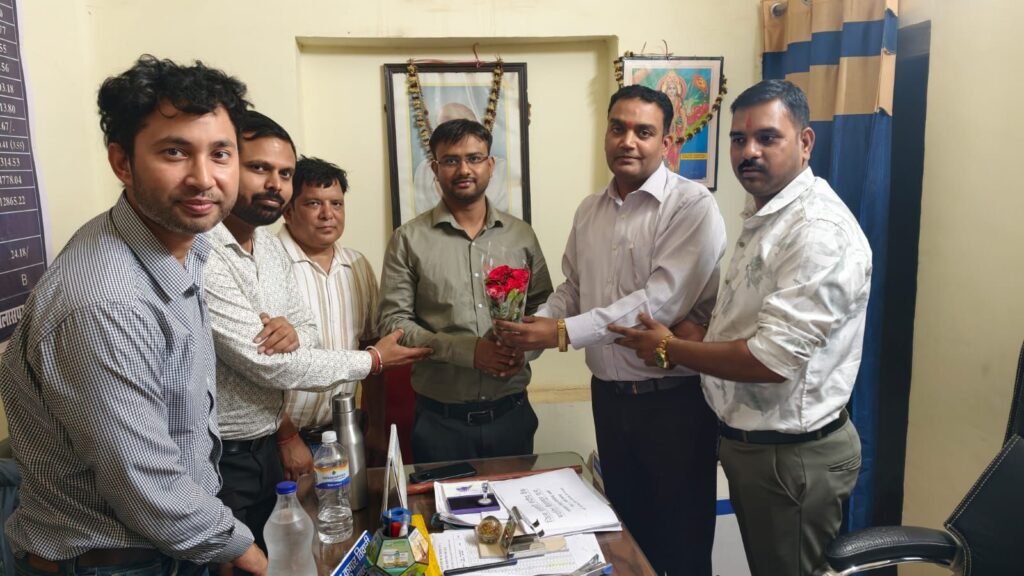 नवनियुक्त सहायक आयुक्त मनीष खोब्रागड़े का सहकारी बैंक सक्ती में आत्मीय स्वागत नवनियुक्त सहायक आयुक्त मनीष खोब्रागड़े का सहकारी बैंक सक्ती में आत्मीय स्वागत kshititech