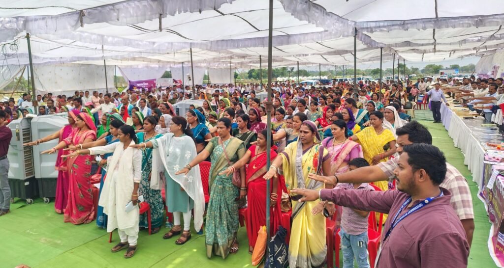 शक्ति जिले के कलेक्टर तोपनो ने कहा- प्रशासन को सरल. पारदर्शी और जनहितकारी बनाना ही सुशासन तिहार के समाधान शिविर का मूल उद्देश्य. 6 मई को लहंगा में संपन्न हुआ शिविर. 20 पंचायतो के लोग पहुंचे शिविर में. जिला पंचायत के सीईओ जैन साहब भी रहे मौजूद. जनपद पंचायत शक्ति ने किया था आयोजन शक्ति जिले के कलेक्टर तोपनो ने कहा- प्रशासन को सरल. पारदर्शी और जनहितकारी बनाना ही सुशासन तिहार के समाधान शिविर का मूल उद्देश्य. 6 मई को लहंगा में संपन्न हुआ शिविर. 20 पंचायतो के लोग पहुंचे शिविर में. जिला पंचायत के सीईओ जैन साहब भी रहे मौजूद. जनपद पंचायत शक्ति ने किया था आयोजन kshititech