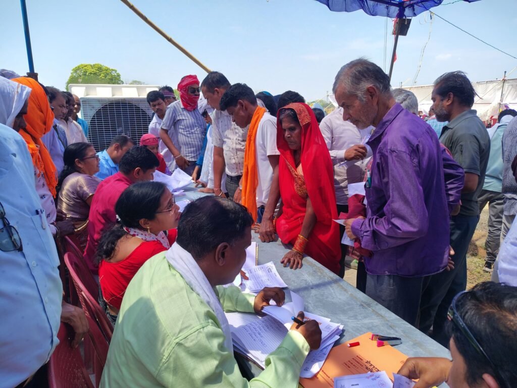 शक्ति जिले के कलेक्टर तोपनो ने कहा- प्रशासन को सरल. पारदर्शी और जनहितकारी बनाना ही सुशासन तिहार के समाधान शिविर का मूल उद्देश्य. 6 मई को लहंगा में संपन्न हुआ शिविर. 20 पंचायतो के लोग पहुंचे शिविर में. जिला पंचायत के सीईओ जैन साहब भी रहे मौजूद. जनपद पंचायत शक्ति ने किया था आयोजन शक्ति जिले के कलेक्टर तोपनो ने कहा- प्रशासन को सरल. पारदर्शी और जनहितकारी बनाना ही सुशासन तिहार के समाधान शिविर का मूल उद्देश्य. 6 मई को लहंगा में संपन्न हुआ शिविर. 20 पंचायतो के लोग पहुंचे शिविर में. जिला पंचायत के सीईओ जैन साहब भी रहे मौजूद. जनपद पंचायत शक्ति ने किया था आयोजन kshititech