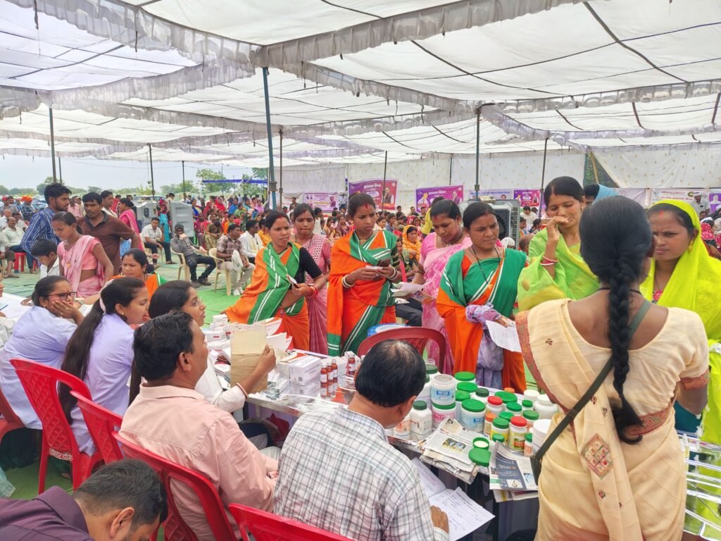 शक्ति जिले के कलेक्टर तोपनो ने कहा- प्रशासन को सरल. पारदर्शी और जनहितकारी बनाना ही सुशासन तिहार के समाधान शिविर का मूल उद्देश्य. 6 मई को लहंगा में संपन्न हुआ शिविर. 20 पंचायतो के लोग पहुंचे शिविर में. जिला पंचायत के सीईओ जैन साहब भी रहे मौजूद. जनपद पंचायत शक्ति ने किया था आयोजन शक्ति जिले के कलेक्टर तोपनो ने कहा- प्रशासन को सरल. पारदर्शी और जनहितकारी बनाना ही सुशासन तिहार के समाधान शिविर का मूल उद्देश्य. 6 मई को लहंगा में संपन्न हुआ शिविर. 20 पंचायतो के लोग पहुंचे शिविर में. जिला पंचायत के सीईओ जैन साहब भी रहे मौजूद. जनपद पंचायत शक्ति ने किया था आयोजन kshititech