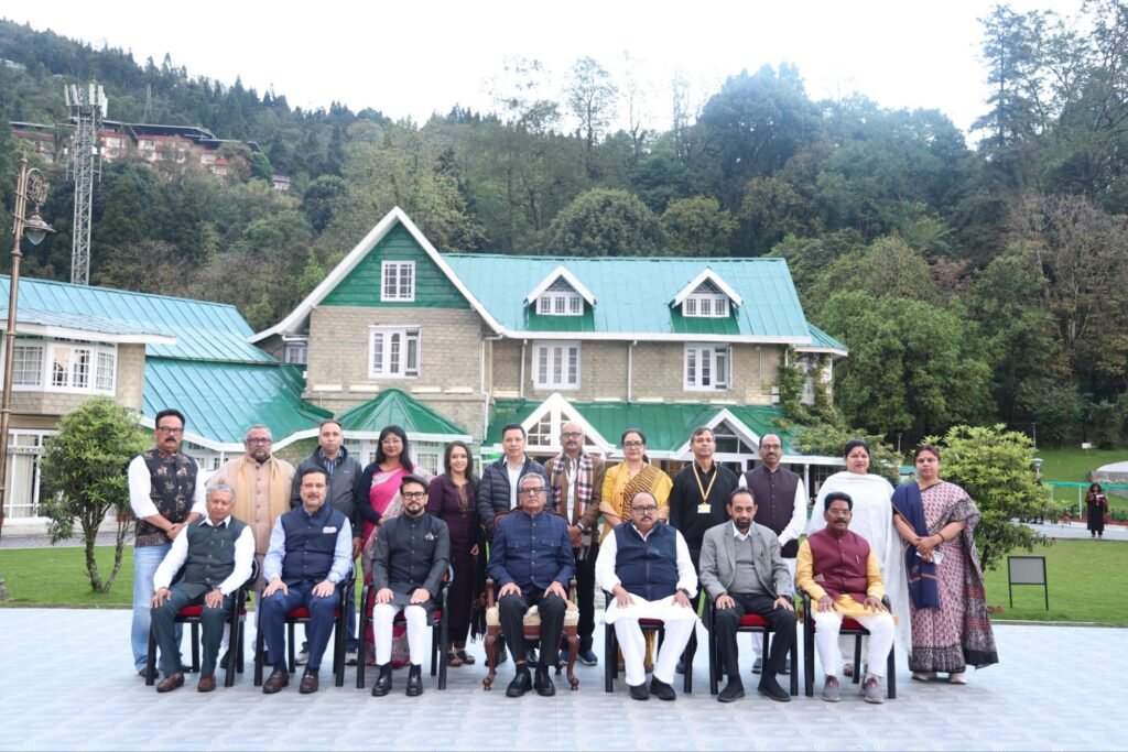 सांसद जी की आत्मीय मुलाकात-सिक्किम के राज भवन में महामहिम राज्यपाल से मुलाकात की सांसद कमलेश जांगड़े ने. मुलाकात के बाद सांसद जांगड़े ने कहा- राज्यपाल जी से समसमायिक विषयों पर हुई सार्थक चर्चा. केंद्रीय मंत्री अनुराग ठाकुर भी रहे मौजूद kshititech