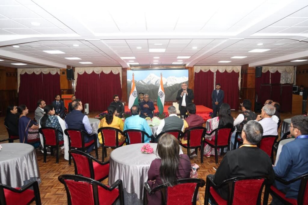 सांसद जी की आत्मीय मुलाकात-सिक्किम के राज भवन में महामहिम राज्यपाल से मुलाकात की सांसद कमलेश जांगड़े ने. मुलाकात के बाद सांसद जांगड़े ने कहा- राज्यपाल जी से समसमायिक विषयों पर हुई सार्थक चर्चा. केंद्रीय मंत्री अनुराग ठाकुर भी रहे मौजूद kshititech