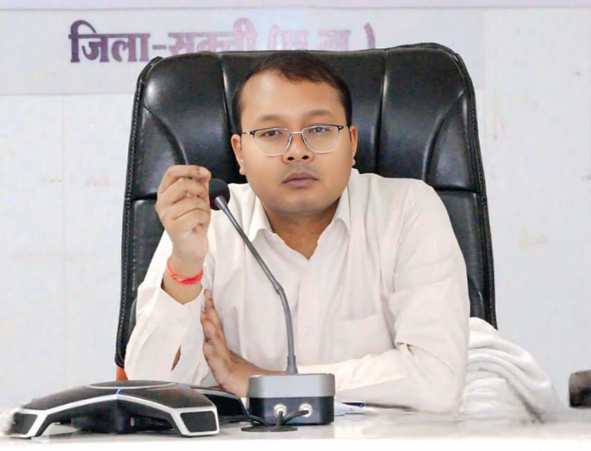 ब्रेकिंग न्यूज़- डभरा के समाधान शिविर में समय से पहले घर निकल लिए अनेकों अधिकारी. कलेक्टर महोदय को मिली जानकारी. कलेक्टर साहब ने दी चेतावनी। कहा अनुशासन की होगी कार्रवाई. कलेक्टर की चेतावनी से मचा हड़कंप kshititech