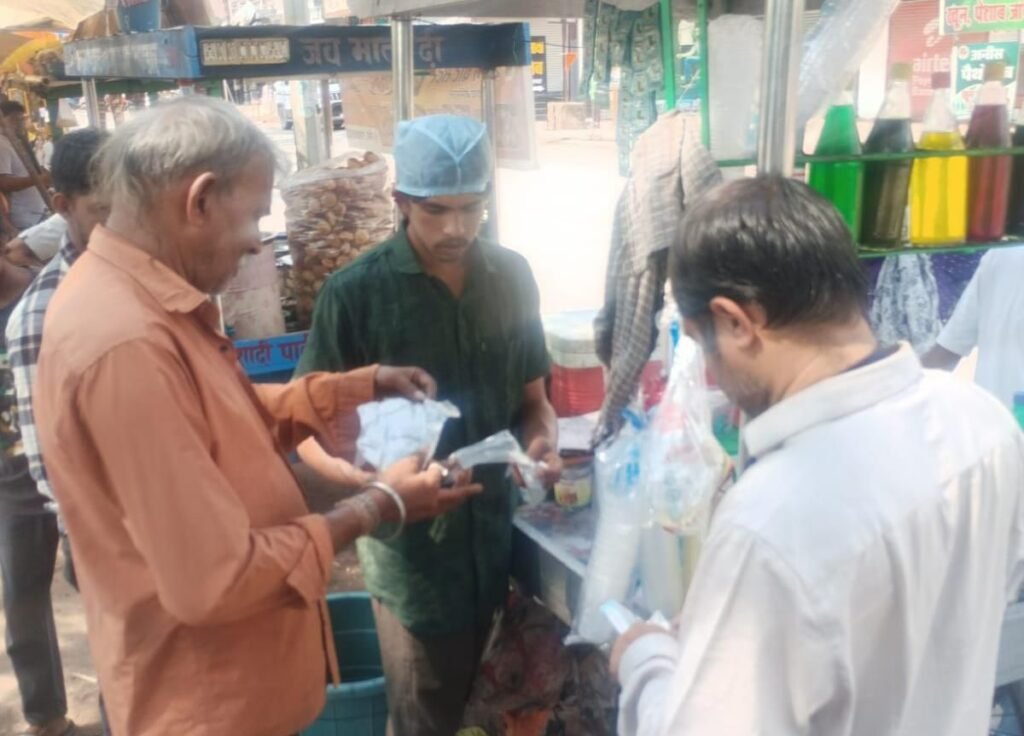 बर्फ फैक्ट्री. होटलो एवं खाने पीने के ठेलो की हुई सघन जांच. लोगों के स्वास्थ्य से खिलवाड़ करने वाले संस्थानों पर विभाग सख्त. विभाग की सख्ती के चलते गुणवत्ता में आया काफी सुधार kshititech