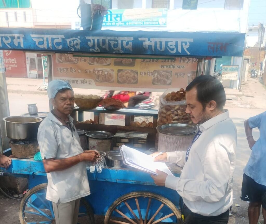 बर्फ फैक्ट्री. होटलो एवं खाने पीने के ठेलो की हुई सघन जांच. लोगों के स्वास्थ्य से खिलवाड़ करने वाले संस्थानों पर विभाग सख्त. विभाग की सख्ती के चलते गुणवत्ता में आया काफी सुधार kshititech