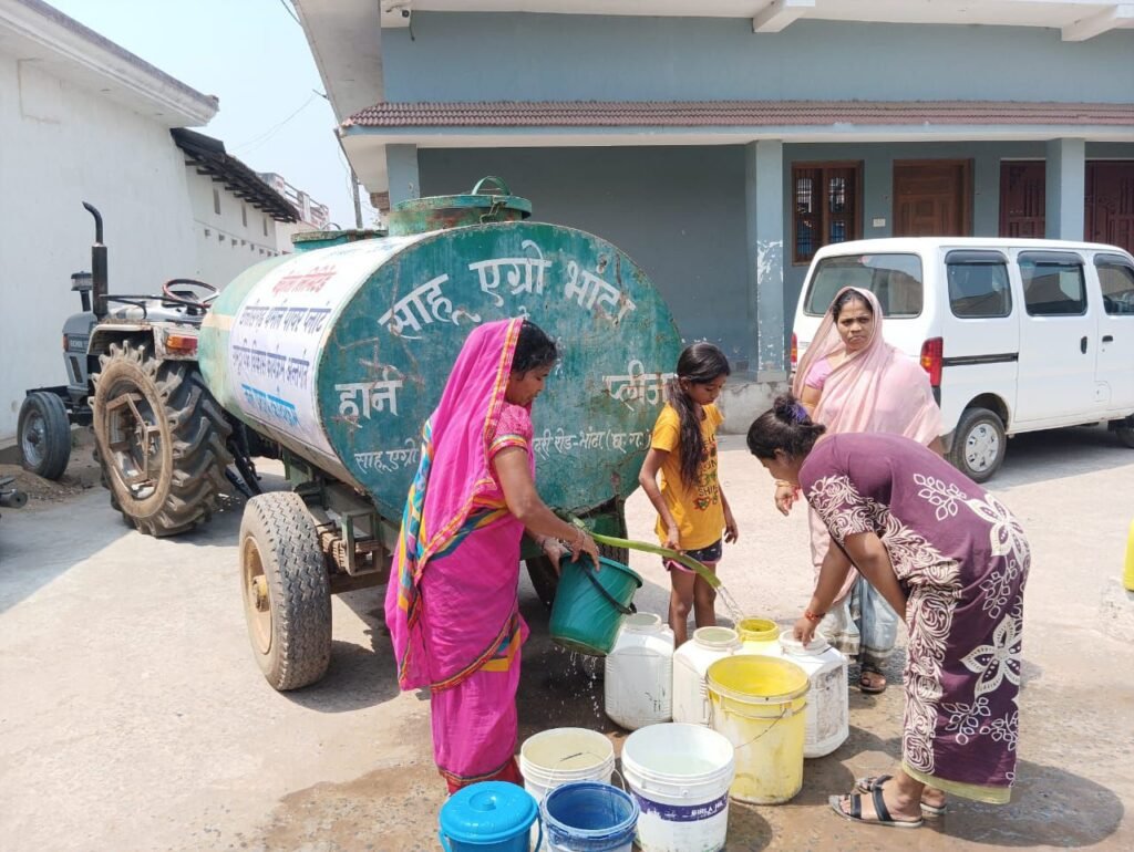सामुदायिक विकास के तहत पेयजल आपूर्ति सेवा-जल संकट से जूझ रहे निमोही के नागरिकों को मिली वेदांता पावर की मदद.लगभग 120 परिवारों को मिल रहा 12000 लीटर पानी हर दिन. पंचायत के सरपंच पारसमणी गबेल ने भी करी वेदांता पावर की इस पहल की प्रशंसा kshititech