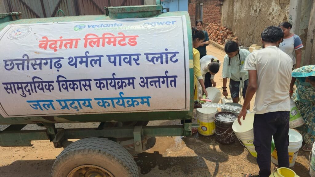 सामुदायिक विकास के तहत पेयजल आपूर्ति सेवा-जल संकट से जूझ रहे निमोही के नागरिकों को मिली वेदांता पावर की मदद.लगभग 120 परिवारों को मिल रहा 12000 लीटर पानी हर दिन. पंचायत के सरपंच पारसमणी गबेल ने भी करी वेदांता पावर की इस पहल की प्रशंसा kshititech