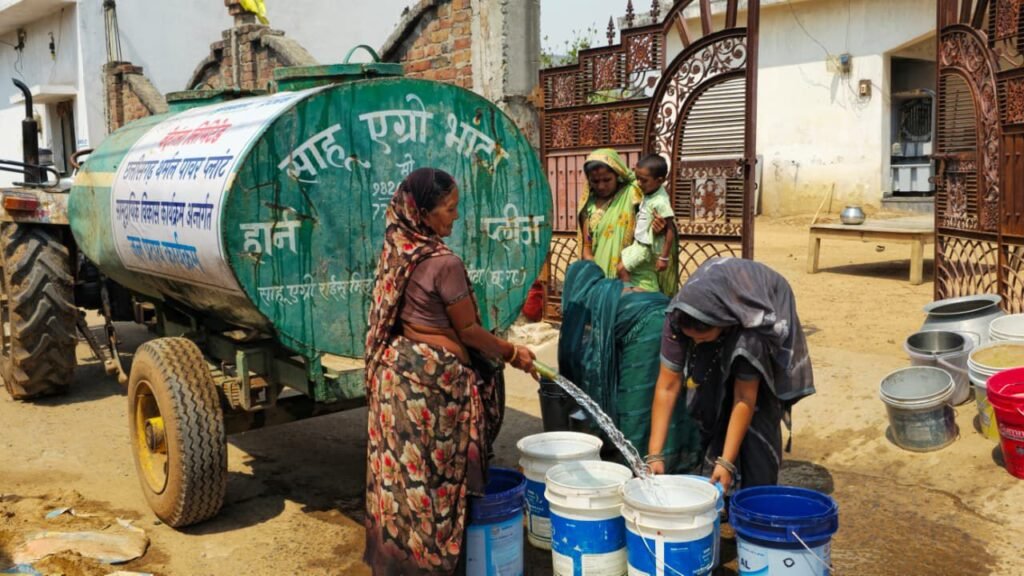 सामुदायिक विकास के तहत पेयजल आपूर्ति सेवा-जल संकट से जूझ रहे निमोही के नागरिकों को मिली वेदांता पावर की मदद.लगभग 120 परिवारों को मिल रहा 12000 लीटर पानी हर दिन. पंचायत के सरपंच पारसमणी गबेल ने भी करी वेदांता पावर की इस पहल की प्रशंसा kshititech